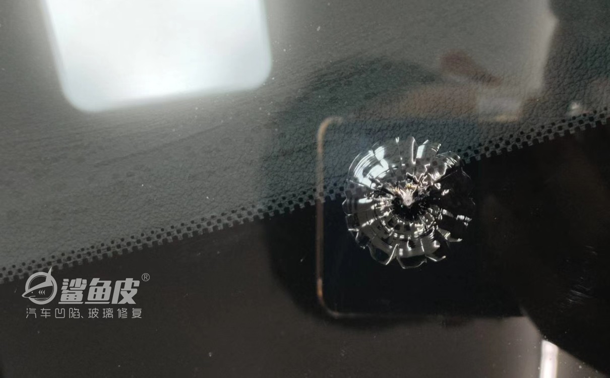 车前玻璃被小石头砸裂怎样修复,天幕玻璃裂了建议换还是修复