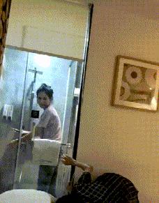 穿恨天高坐地铁的社死现场，两位男士都不忍看这次“崴脚表演”