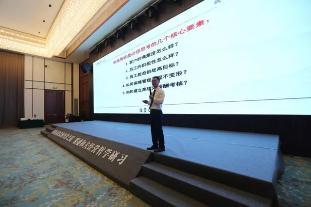 凤凰酒店差点被挤爆了！南充嘉陵这个企业家为啥要放这样的大招？