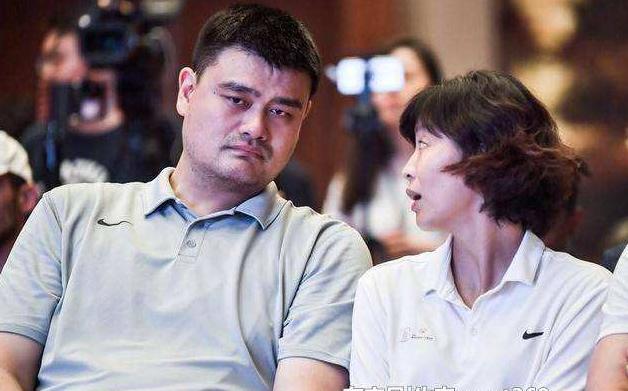 嫁给姚明的叶莉竟活成这样,姚明夫人叶莉身高多少米