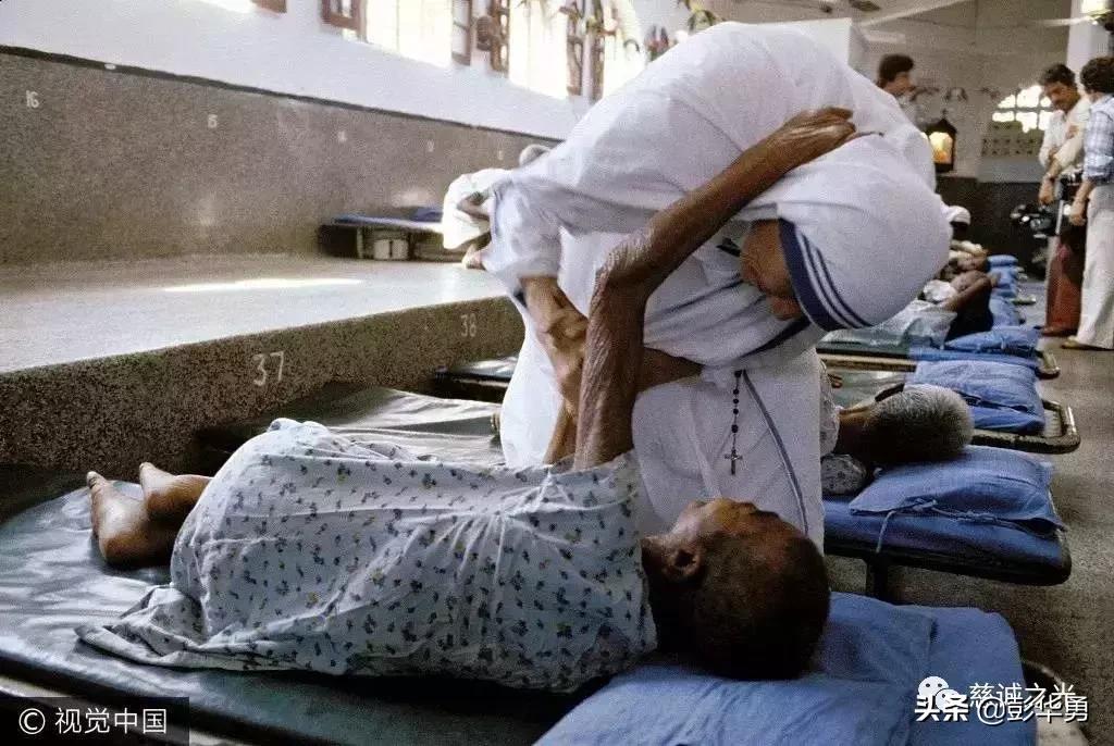 一个让世界停止战争，连总统都为其下跪的女人，我们必须铭记