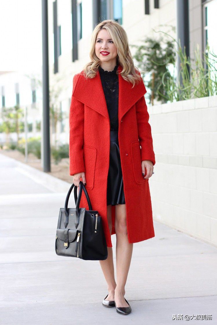 女人穿红色大衣太扎眼？学会3个日常搭配，低调显白衬气色！