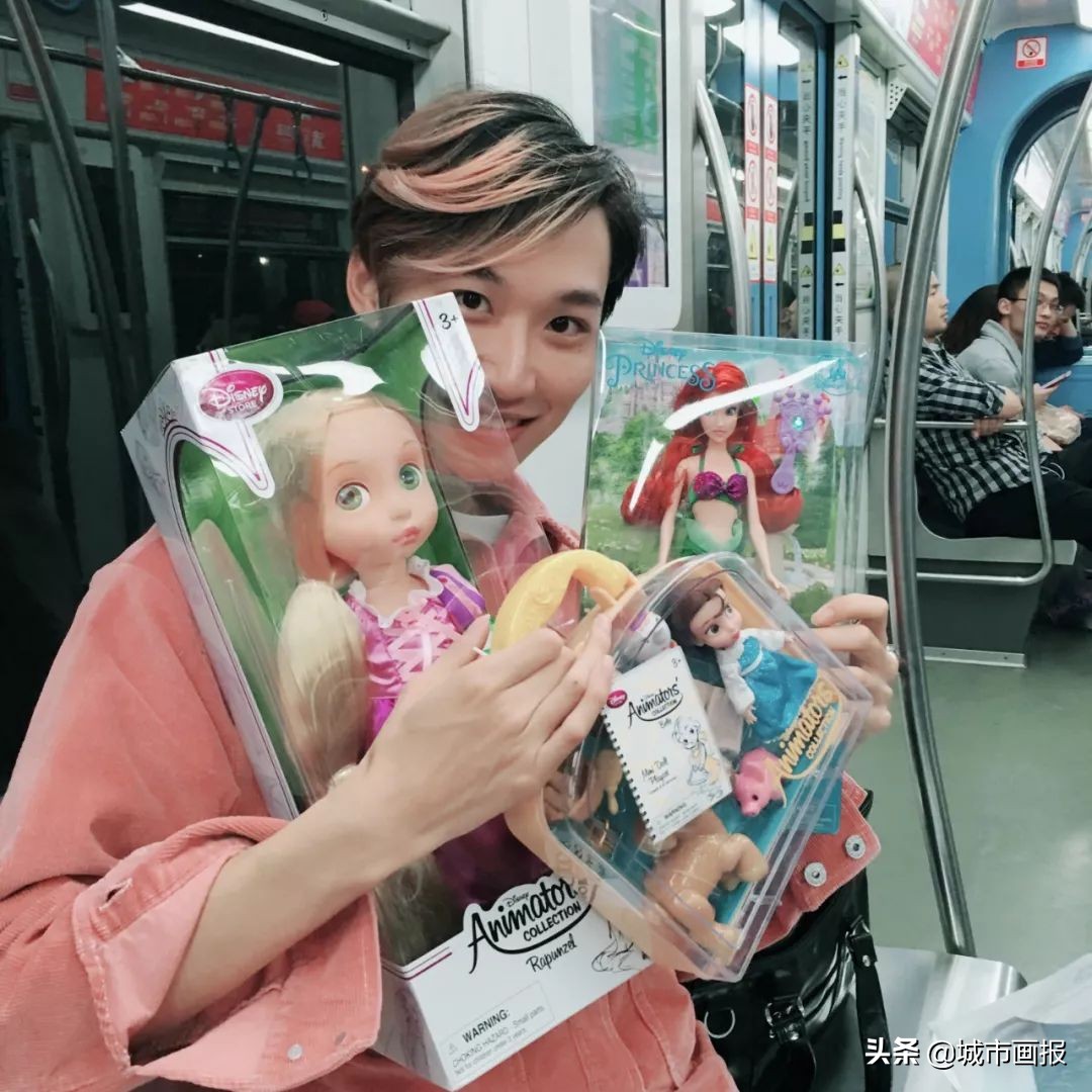 邮费都砍价的年轻人，竟给自己的娃娃穿上奢侈品