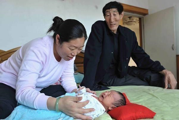前中国“第一巨人”，当初不顾医生劝阻执意生子，如今孩子怎样了