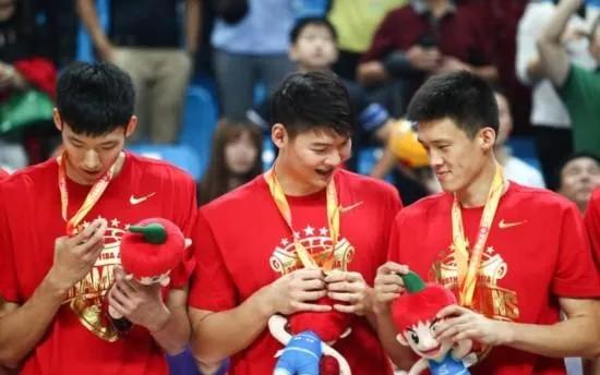 周鹏是中国男篮队长,周鹏为何能当广东队和国家队队长