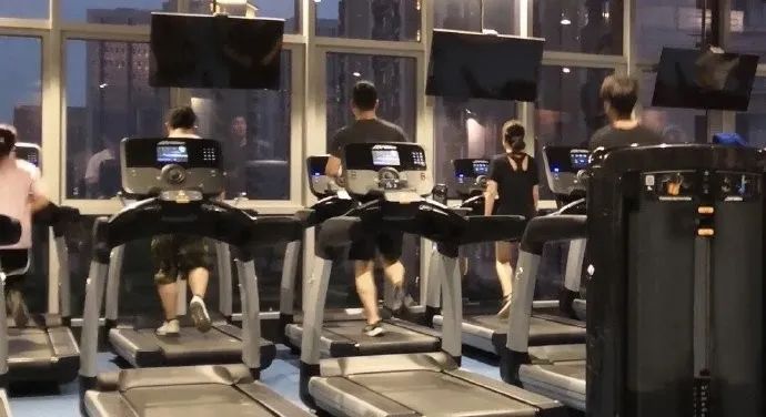 26岁小伙增肌健身,男子健身一年胸肌“暴长”