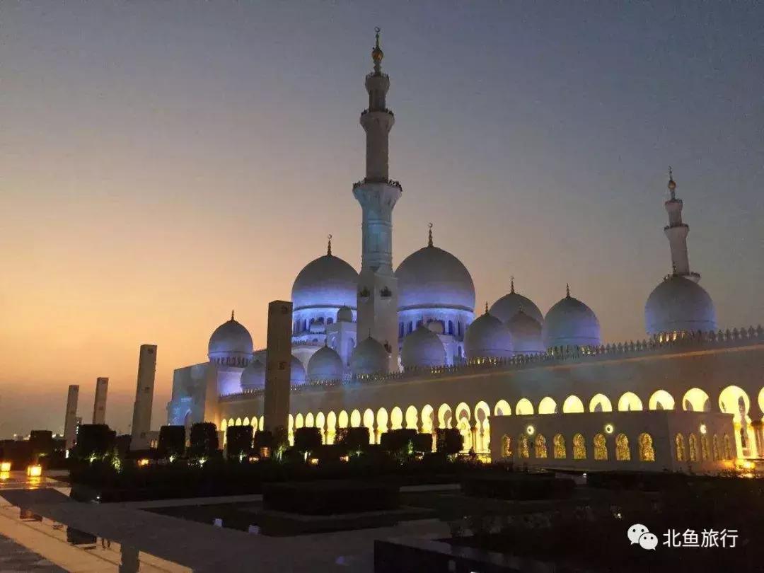 沙漠上的黄金之都迪拜,沙漠中的奇迹之城