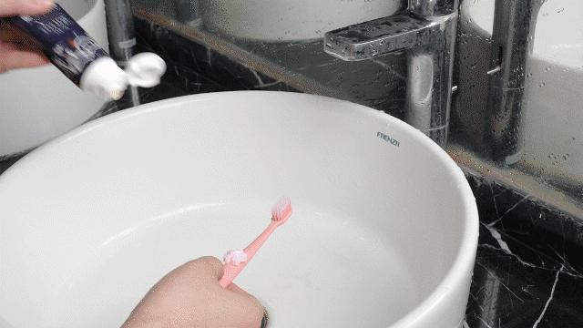 牙黄口臭一招搞定,美白牙齿最有效的方法洗牙