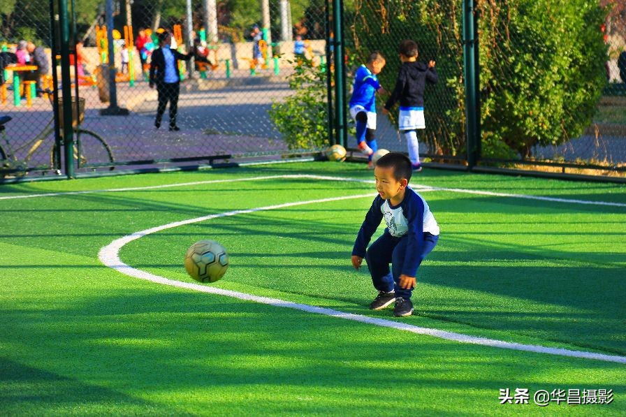 小孩足球训练15秒短视频,儿童足球爆发力和速度训练