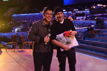 谭咏麟十首经典歌曲现场版,谭咏麟第一次唱的一首歌