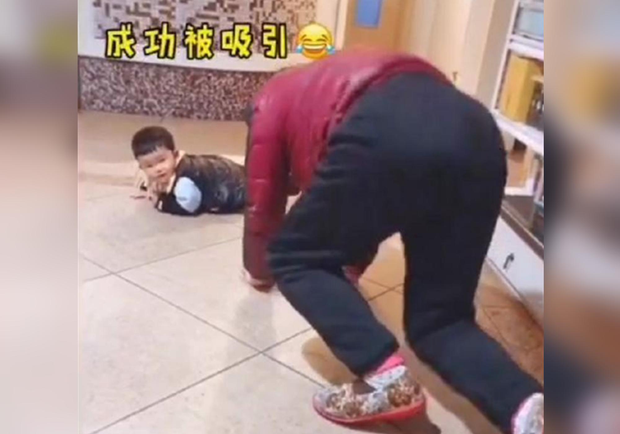 孩子趴在地上耍赖不起来,小孩趴在地上赖着不走