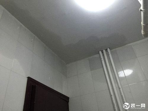 鉴定漏水原因最重要，邻里互杠是不理智的，解决漏水是正道