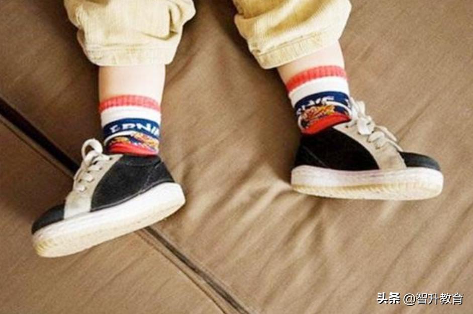 孩子穿鞋子变形,孩子如果长期穿短的鞋的危害