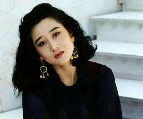 蓝琼缨十四岁嫁赌王被宠三十年,蓝琼缨14岁嫁给何鸿燊