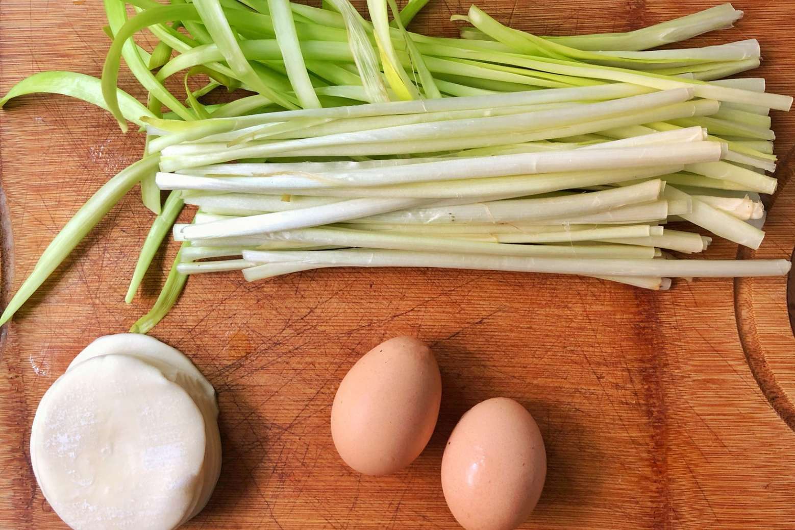 剩的饺子皮别扔这样做比春卷好吃,剩下的饺子皮怎么做才好吃
