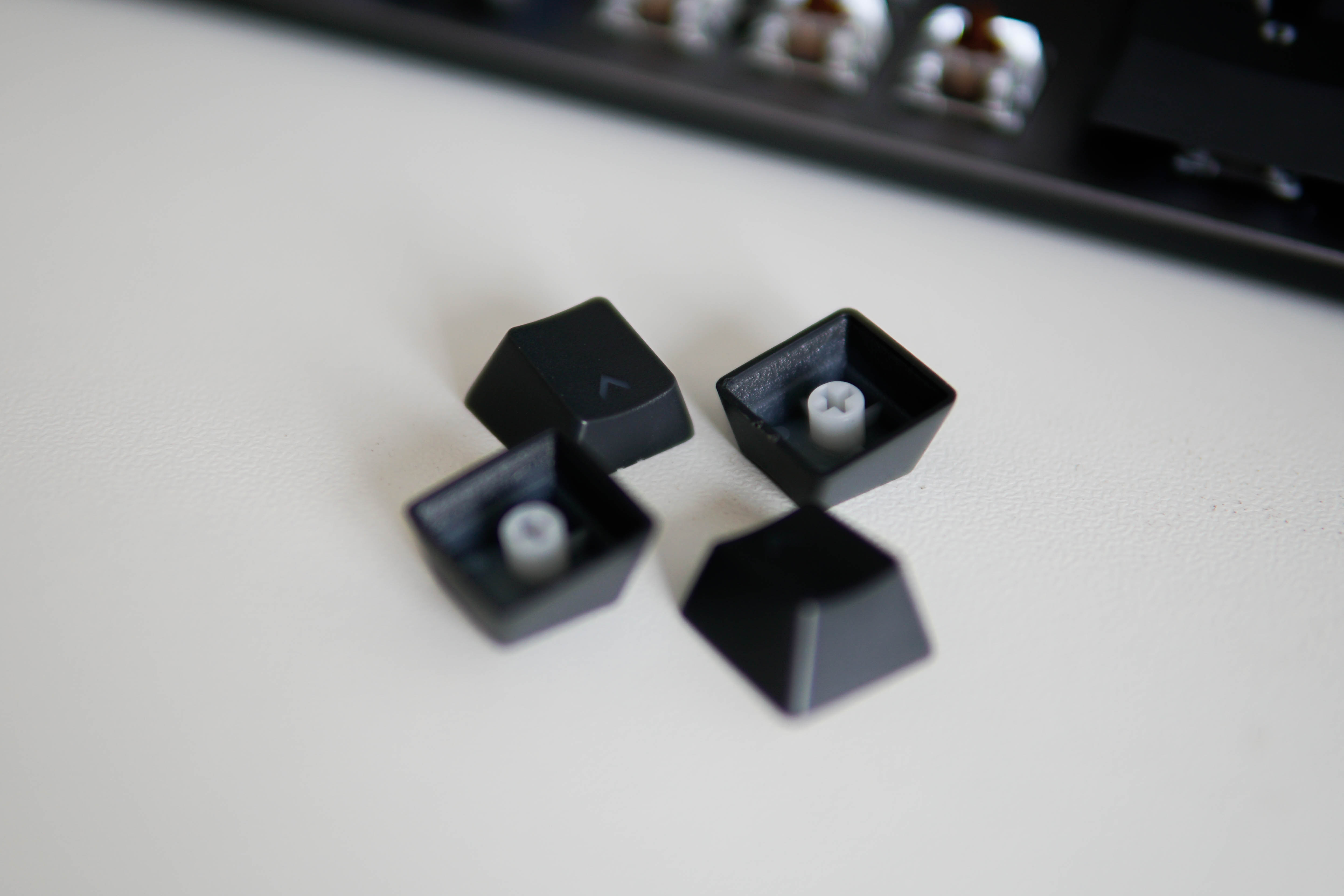 罗技k845ttc和cherry红轴哪个好,罗技k845键盘打游戏测评