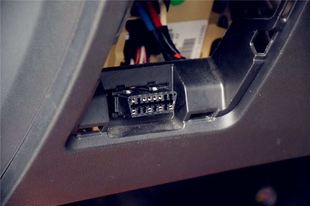 新司机低头看导航追尾，老司机呵呵一笑：车上加套设备就解决了！