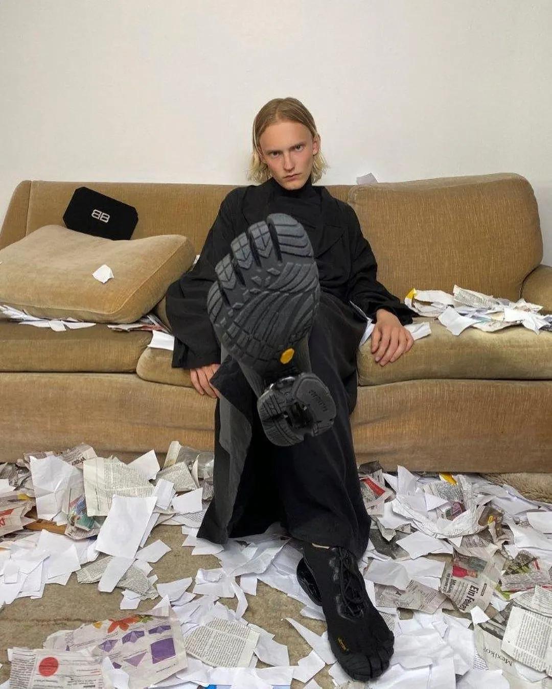 卡戴珊连体衣外穿高大上,卡戴珊巴黎世家蓝色连体衣