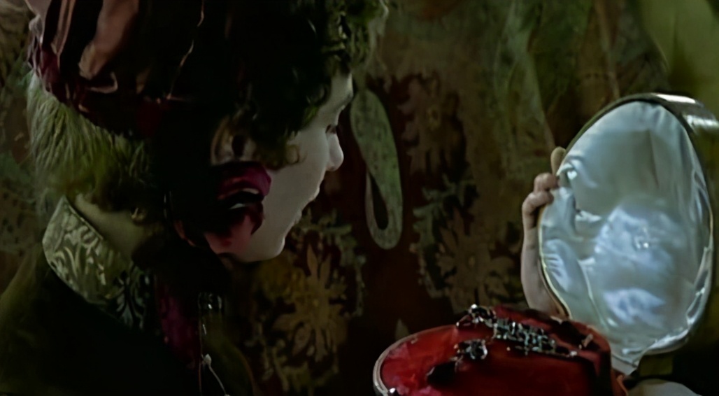 莫泊桑项链中玛蒂尔德的人物分析,莫泊桑项链中的玛蒂尔德人物形象