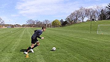 足球训练如何提高踢球发力,足球训练怎样练好两脚出球