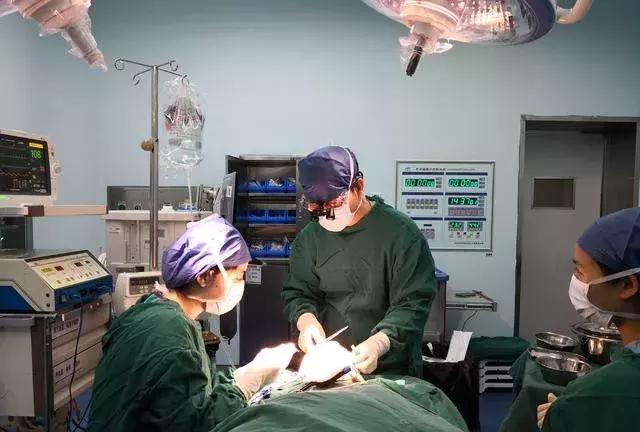 百岁老人脸上起小疙瘩,额头有肿块十多年会是癌吗