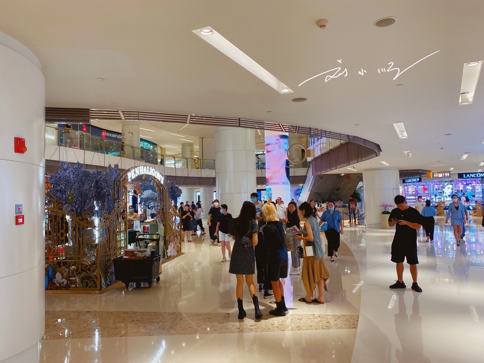 上海东方明珠塔周围哪个商场最大,上海魔都最大的商场