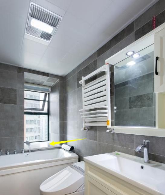 卫生间才多大面积，还被飘窗占了空间想砸掉！物业：我在盯着你家