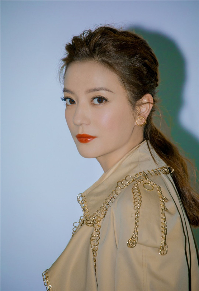 发量少穿大衣怎么扎头发,冬天衣服厚头发怎么扎温柔简单