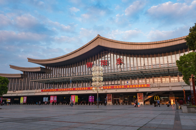 保定东站和保定站哪个好玩,保定东站跟保定站差多远