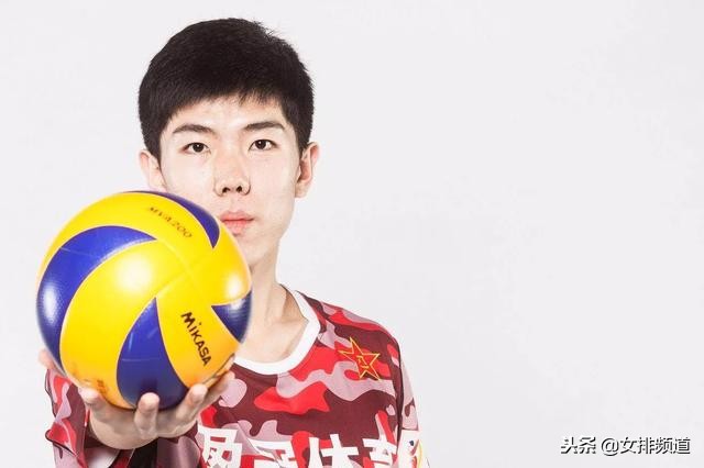 八一男排输球后教练用球砸队员泄愤，网友义愤填膺纷纷谴责！