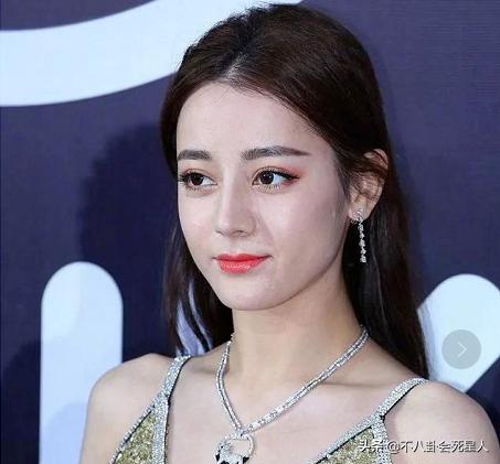 迪丽热巴靠颜值撑起来的造型,迪丽热巴刚出道与现在的对比照