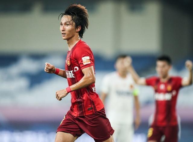 身影与长发齐飞，秋水共长天一色！中国足坛的长发*男美**子让你知道