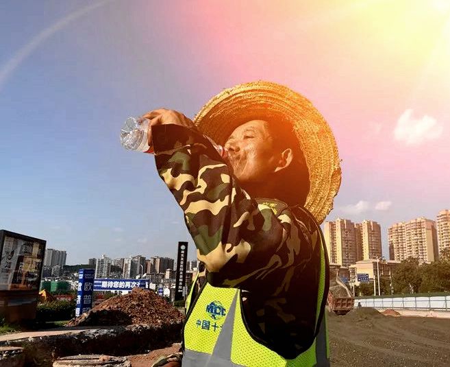 铁路烈日下最美的坚守,致敬烈日下挥汗如雨的劳动者