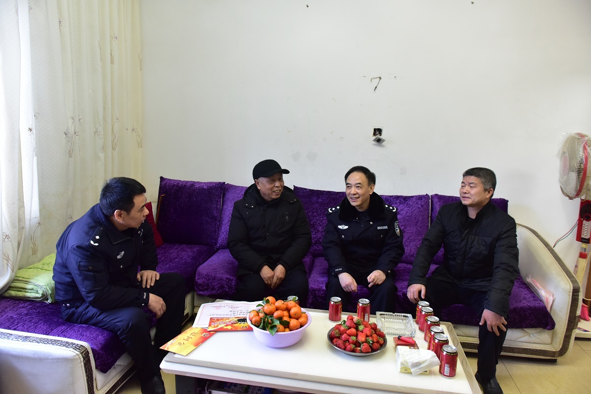 江西省公安厅*党**委委员、副厅长陈光明春节前夕在景德镇市走访慰问