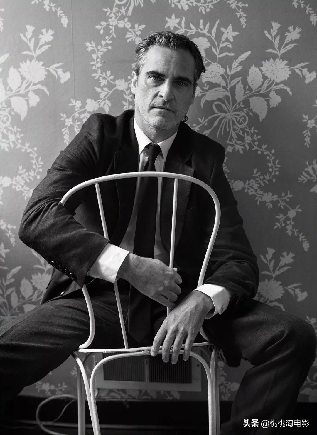 组图：爱穿匡威的男孩“小丑”华金·菲尼克斯《名利场》写真