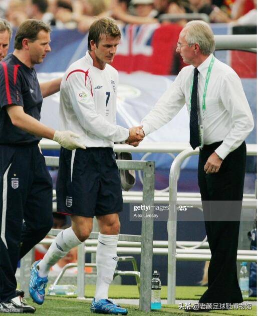 小贝当年多风光，三个儿子都穿德产定制鞋，球鞋广告动用百兽之王