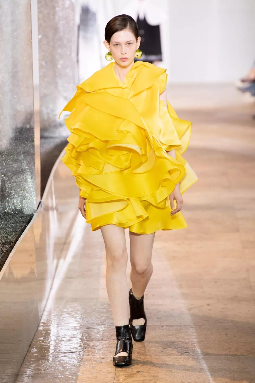 2020流行什么颜色的衣服,今年最流行的衣服颜色是什么颜色