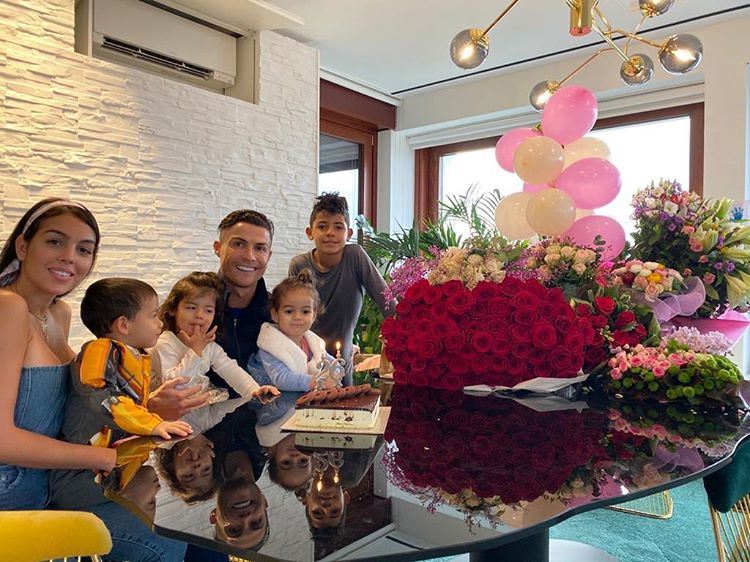 c罗晒8岁迷你罗肌肉照,c罗儿子帅气照片