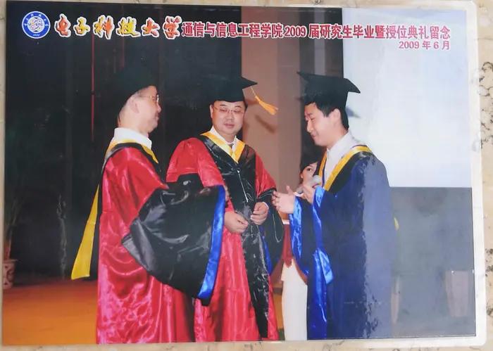 小孩在学校打足球,小孩在踢足球比赛