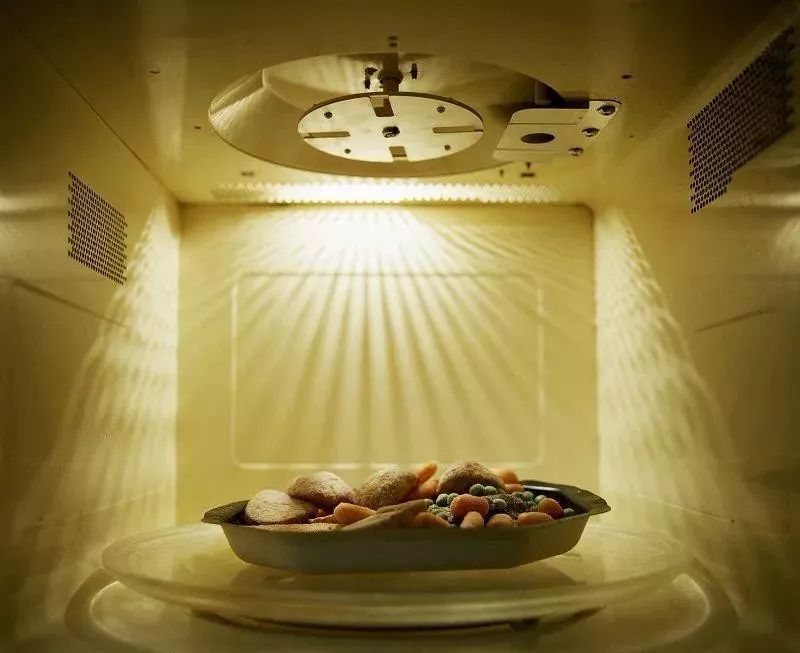 把葡萄放进微波炉爆炸实验,把两个葡萄放进微波炉