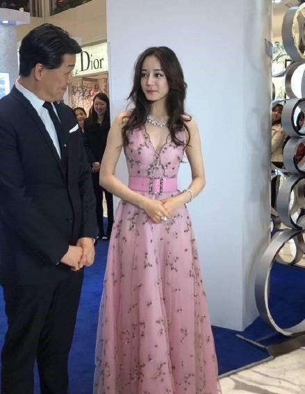 杨幂女明星惊艳身材,杨幂细腰让人惊艳