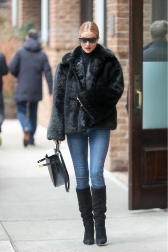 裤脚塞靴子好还是卷起来好,裤脚塞靴子