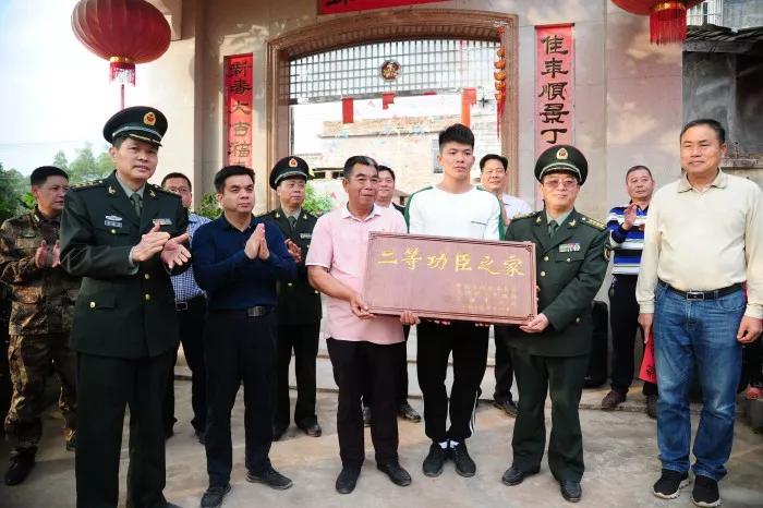 喜报我县两名现役军人荣获三等功,南陵县三等功现役军人送喜报