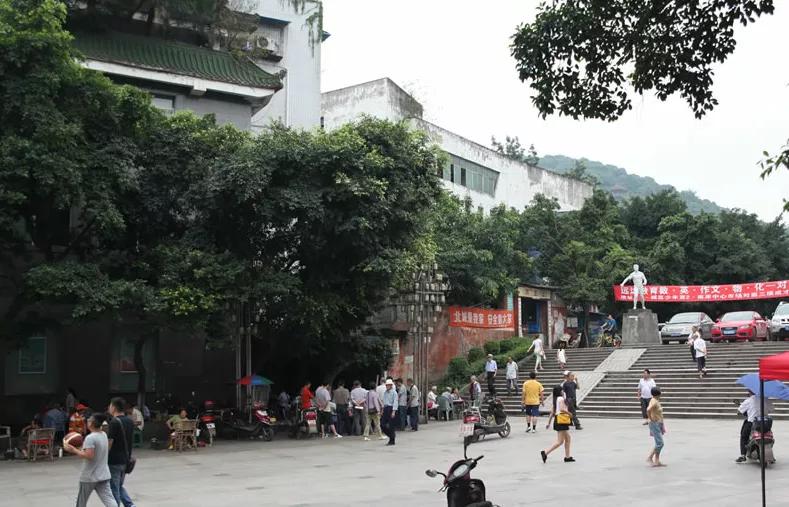 鍐嶈瀹滃鑿滃潩鏈哄満,鍥涘窛瀹滃鍐嶈