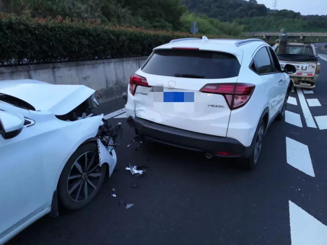 在高速路上遇紧急情况怎么避险,在高速上遇到紧急情况怎么避险