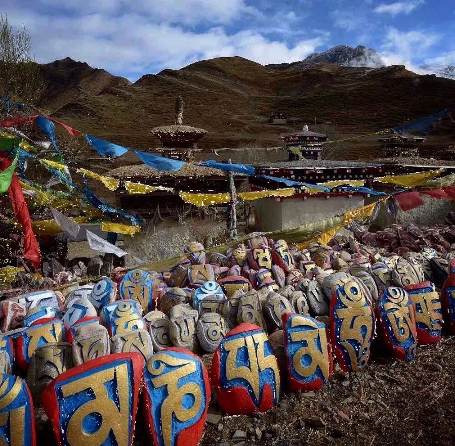 玛尼石凝固在石头上的信仰,玛尼石藏文