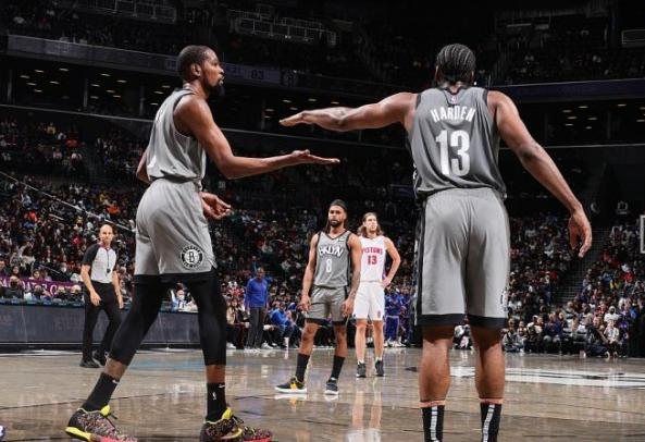 哈登造犯规动作引热议,哈登老动作造犯规遭裁判无视