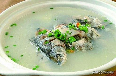 炖鲫鱼放酱油吗,炖鲫鱼要不要去鱼鳞