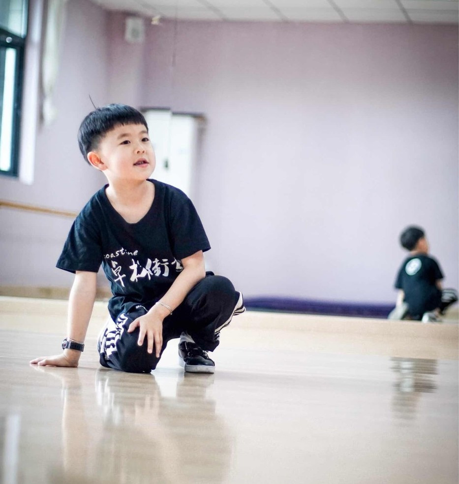 爸爸带孩子练街舞基础,爸爸跟孩子学街舞