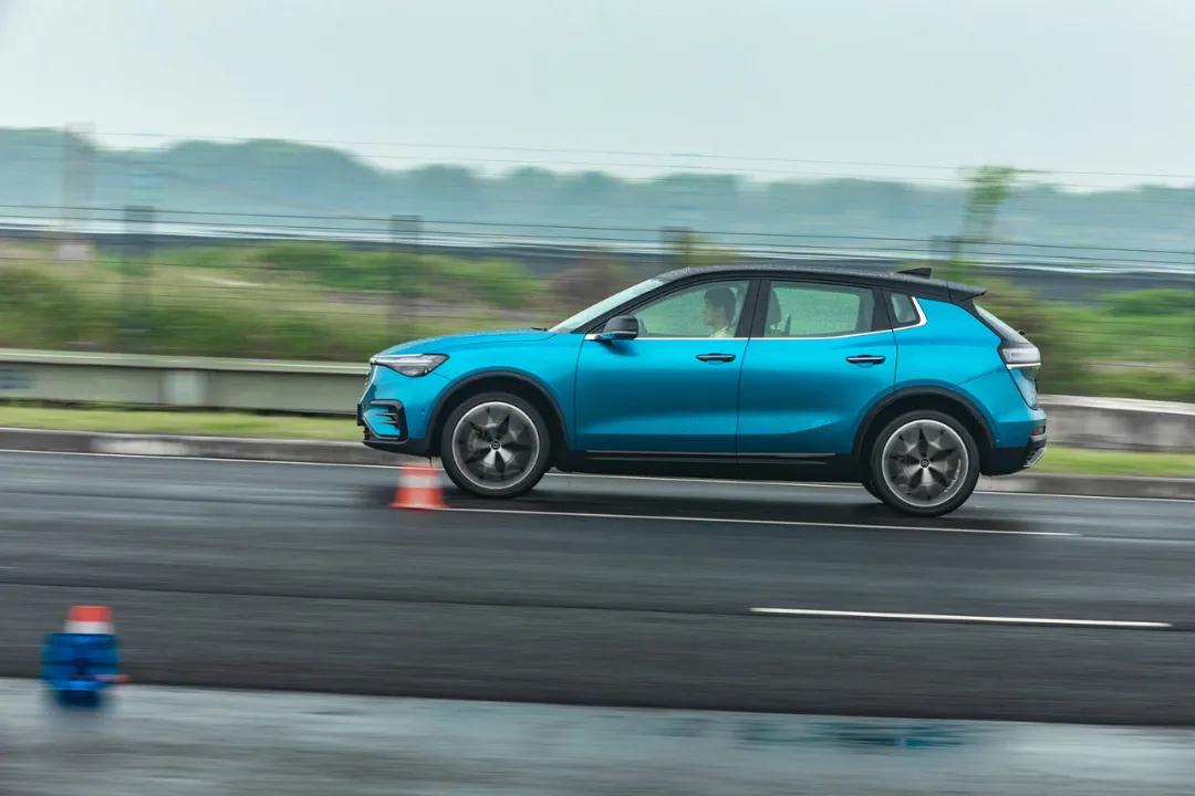 奥迪e-tron2021款50quattro豪华型,奥迪e-tron2019年最好的电动suv